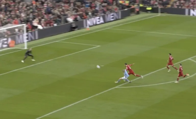 CẬN CẢNH: Haaland bị Van Dijk cho nếm mùi solo một đấu một ê chề 6