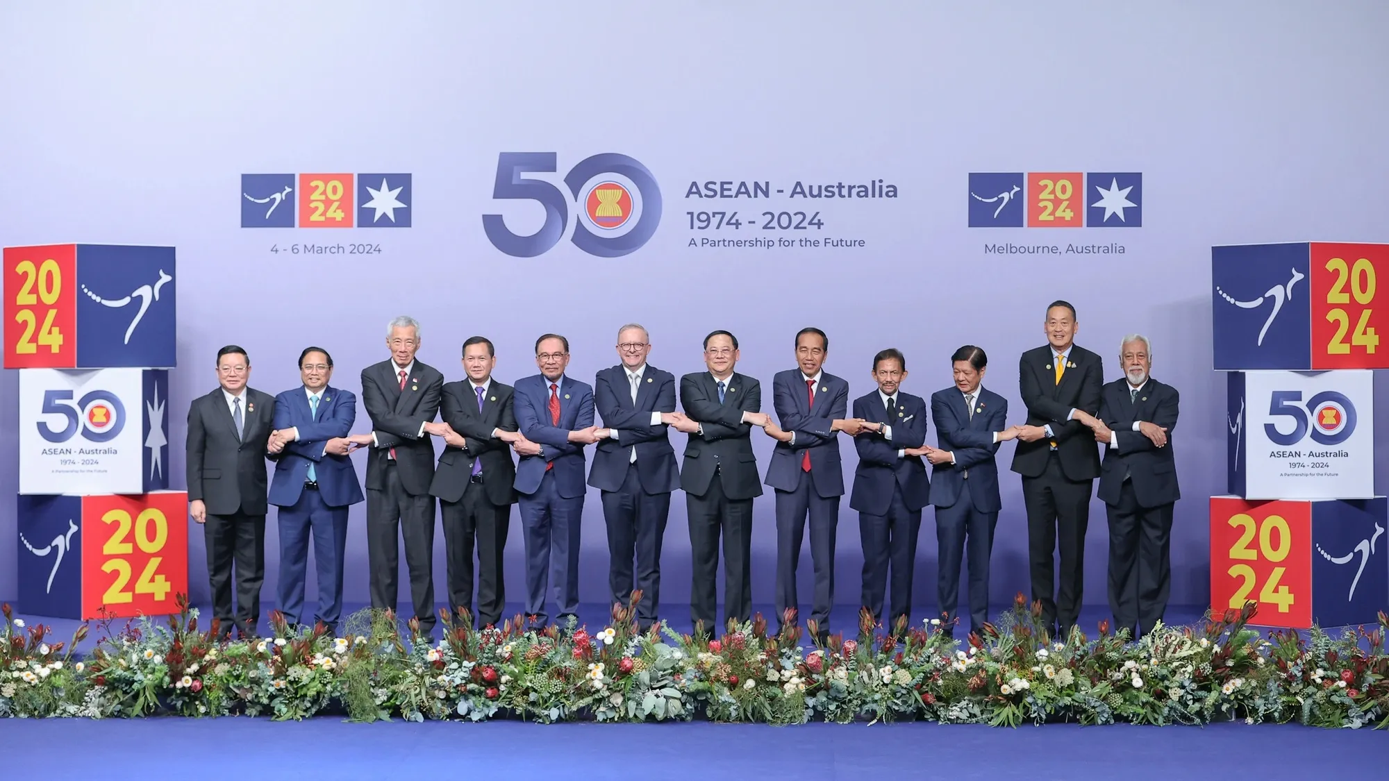 Thủ tướng Australia Anthony Albanese, Thủ tướng Phạm Minh Chính và Lãnh đạo các nước ASEAN và Tổng Thư ký ASEAN tại Lễ đón các Trưởng đoàn tham dự Hội nghị Cấp cao ASEAN – Australia - Ảnh: VGP 