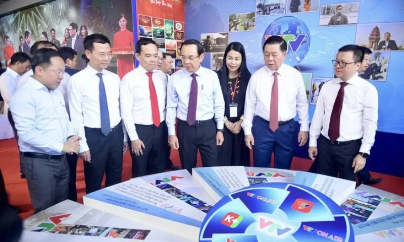 Đại biểu tham dự Hội Báo toàn quốc 2024 dâng hương tượng đài Chủ tịch Hồ Chí Minh 2