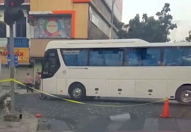 Đôi nam nữ tử vong tại chỗ sau va chạm với xe khách 1