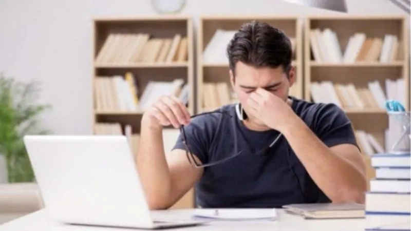 Loạt tác hại của việc ngồi quá lâu trước màn hình máy tính 1