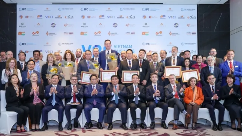 Việt Nam cam kết '3 bảo đảm', đẩy mạnh '3 đột phá' và thực hiện '3 tăng cường' với nhà đầu tư 2