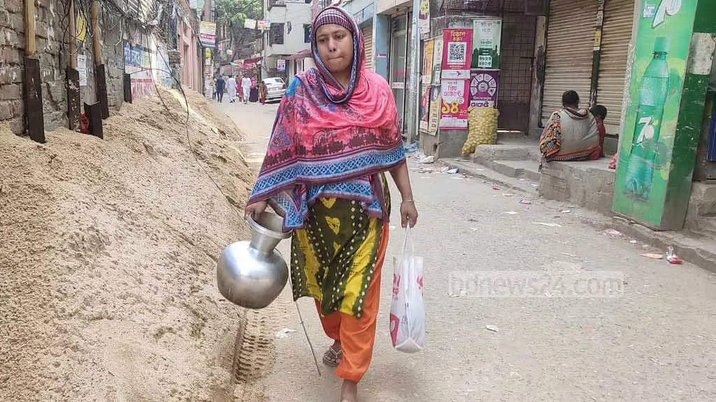 Người dân Chittagong đang khổ sở vì thiếu nước - Ảnh: bdnews24