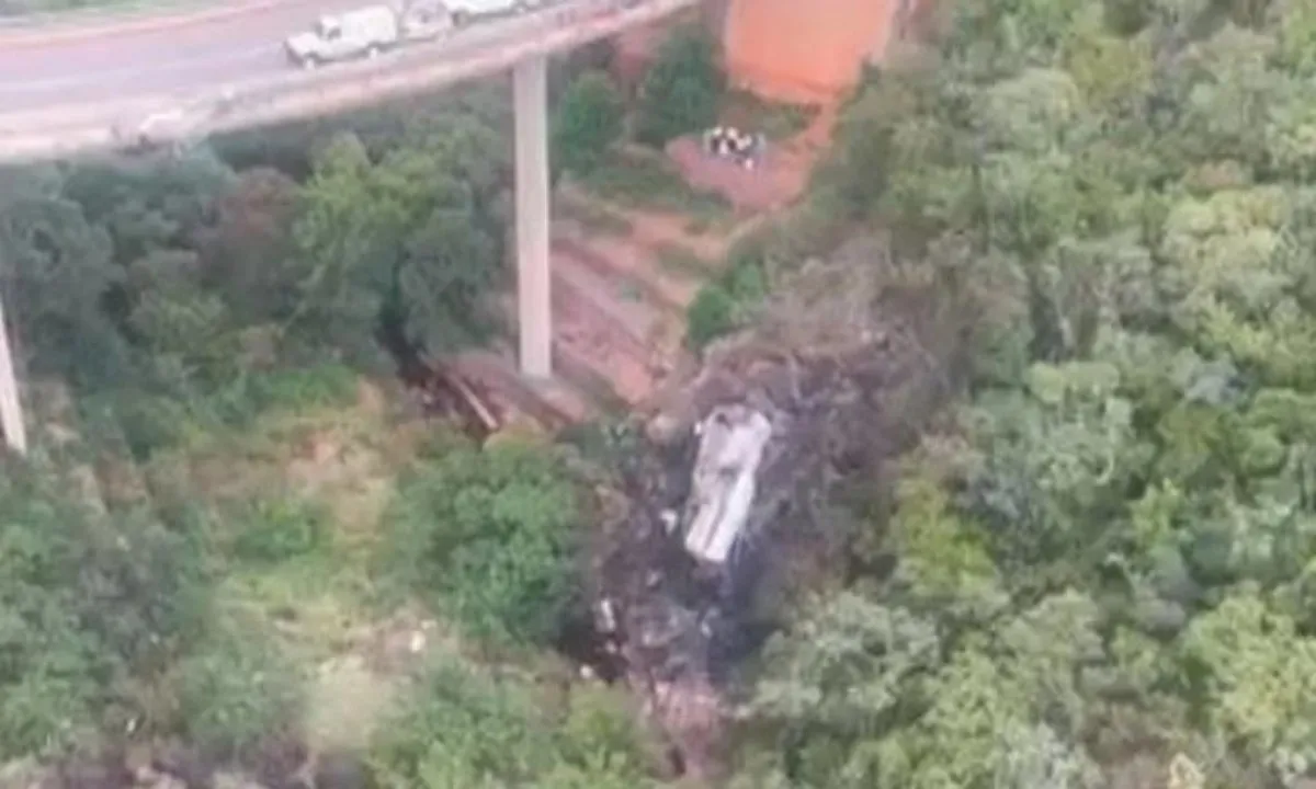 Nam Phi: Xe buýt lao xuống cầu bốc cháy, 45 người thiệt mạng