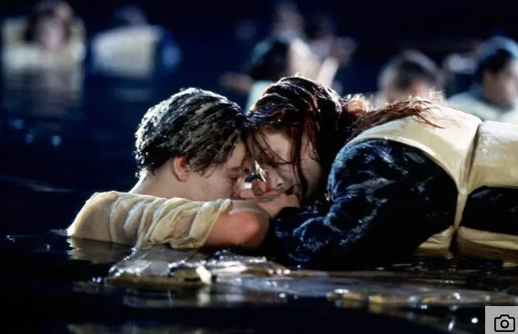 Mảnh gỗ nổi của tàu Titanic được bán đấu giá khủng 17,8 tỷ đồng 1