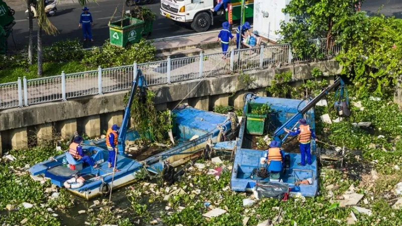 Sở Giao thông vận tải TPHCM đề xuất đấu thầu vớt rác trên kênh 1