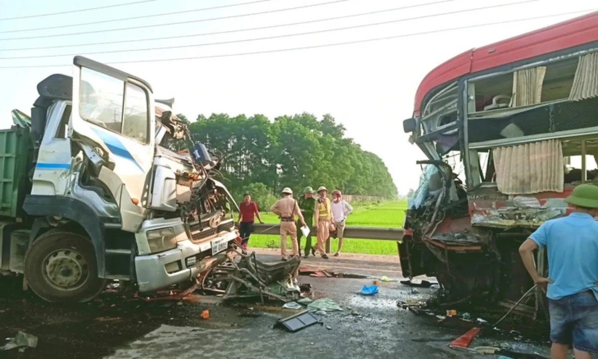 Xe khách và xe tải đấu đầu, 2 người thương vong