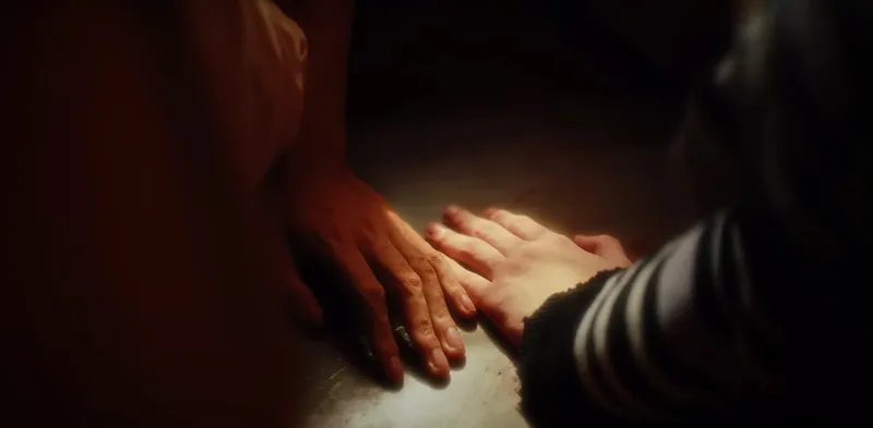 Đỗ Hoàng Dương ra mắt MV Ngược Chiều Yêu, lấy cảm hứng từ ‘cái nắm tay thế kỷ’ của cố tài tử Trương Quốc Vinh 5