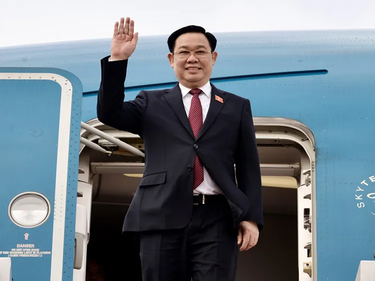 Chủ tịch Quốc hội Vương Đình Huệ đến Bắc Kinh thăm chính thức nước CHND Trung Hoa 1