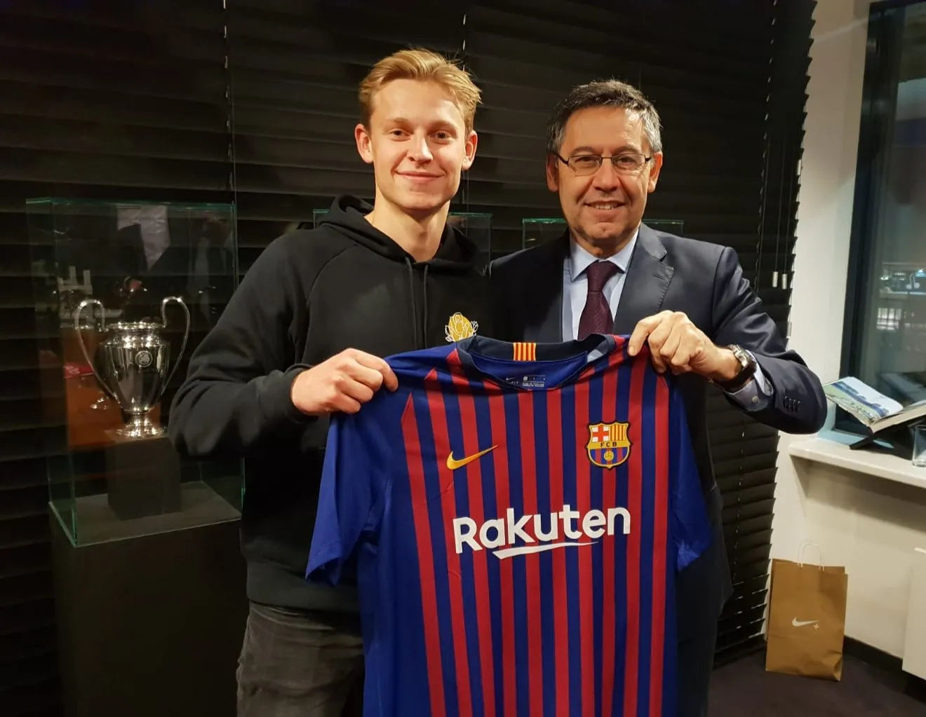 Frenkie De Jong chính thức gia nhập Barcelona với giá 75 triệu Euro
