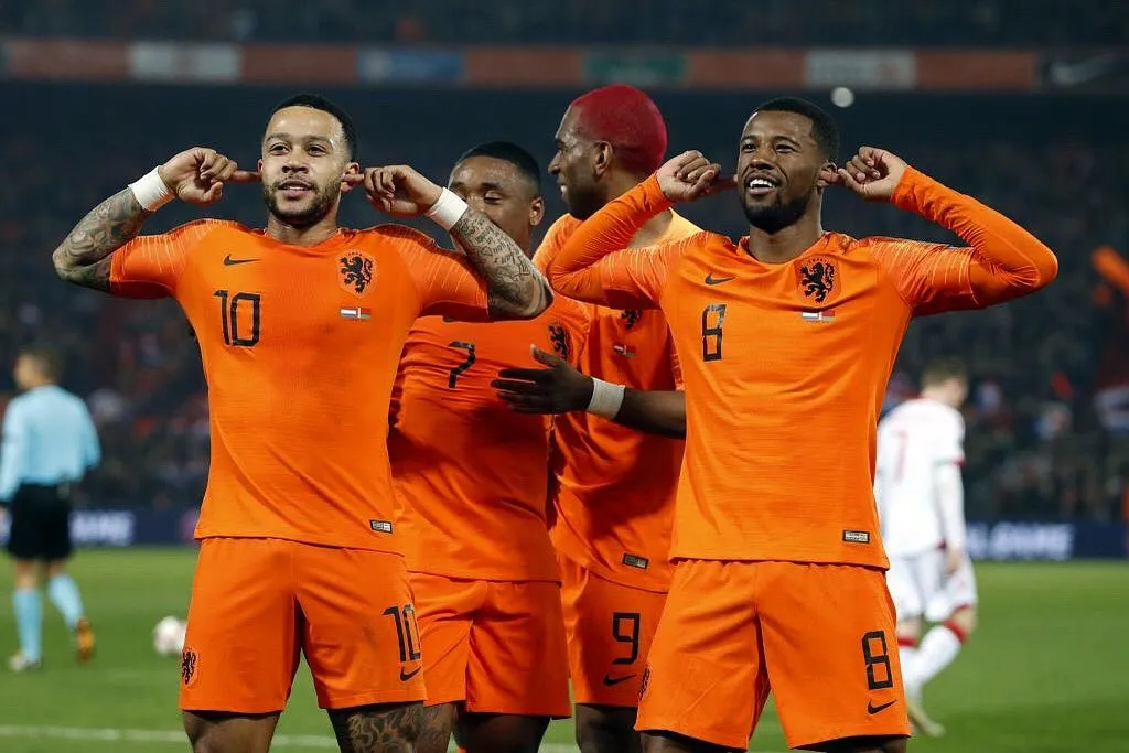 Depay ăn mừng bàn thắng cho ĐT Hà Lan