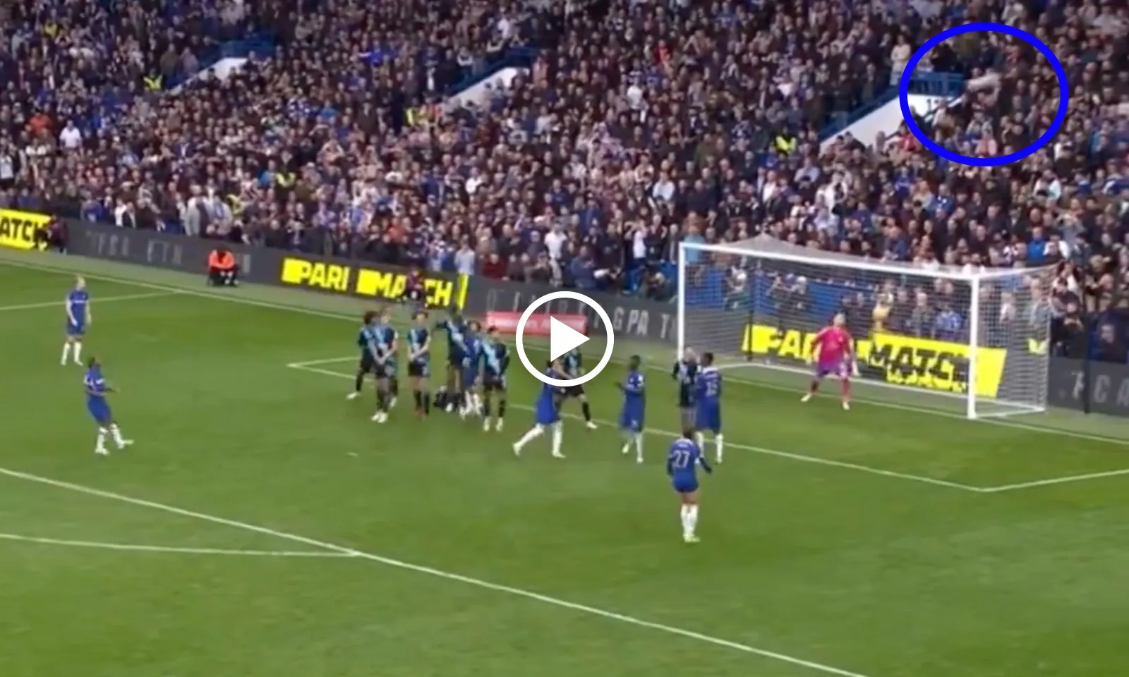 VIDEO: Fan Chelsea la ó kẻ huỷ đi 4 cơ hội, phản đối quyết định của Pochettino ngay giữa trận