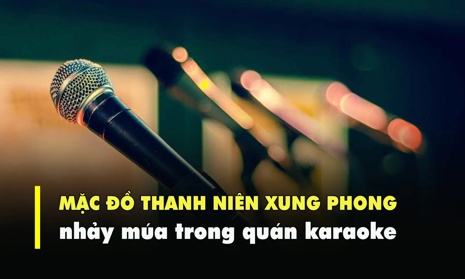 Nhóm người mặc đồ thanh niên xung phong nhảy múa trong quán karaoke