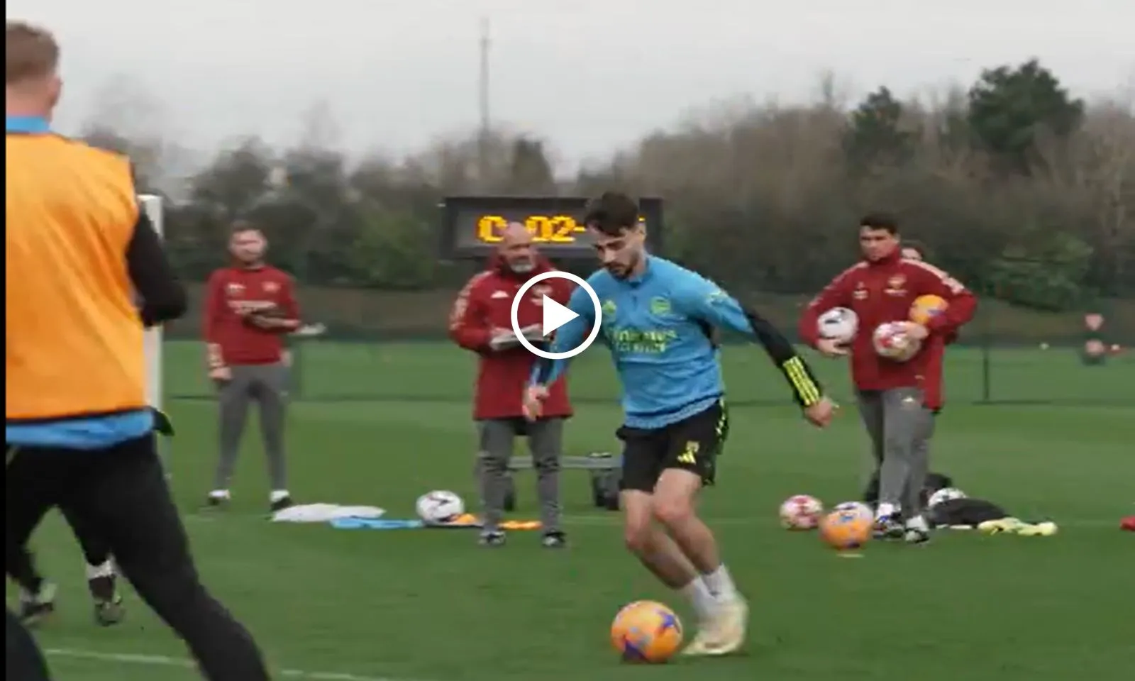 VIDEO: Sao Arsenal thực hiện siêu phẩm “lá vàng rơi”, sẵn sàng làm quân bài tẩy trước Man City 