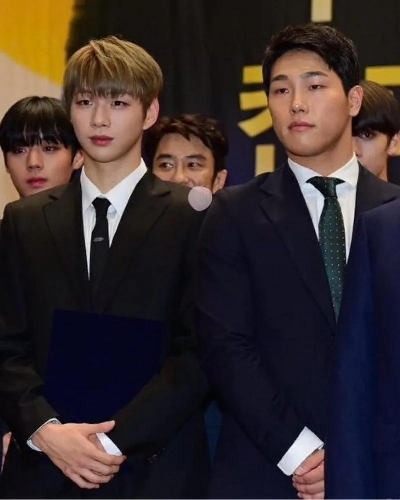 Chân dung bạn trai của Jihyo (TWICE)_ Là Iron Man Hàn Quốc, khung hình chung Kang Daniel gây sốt2