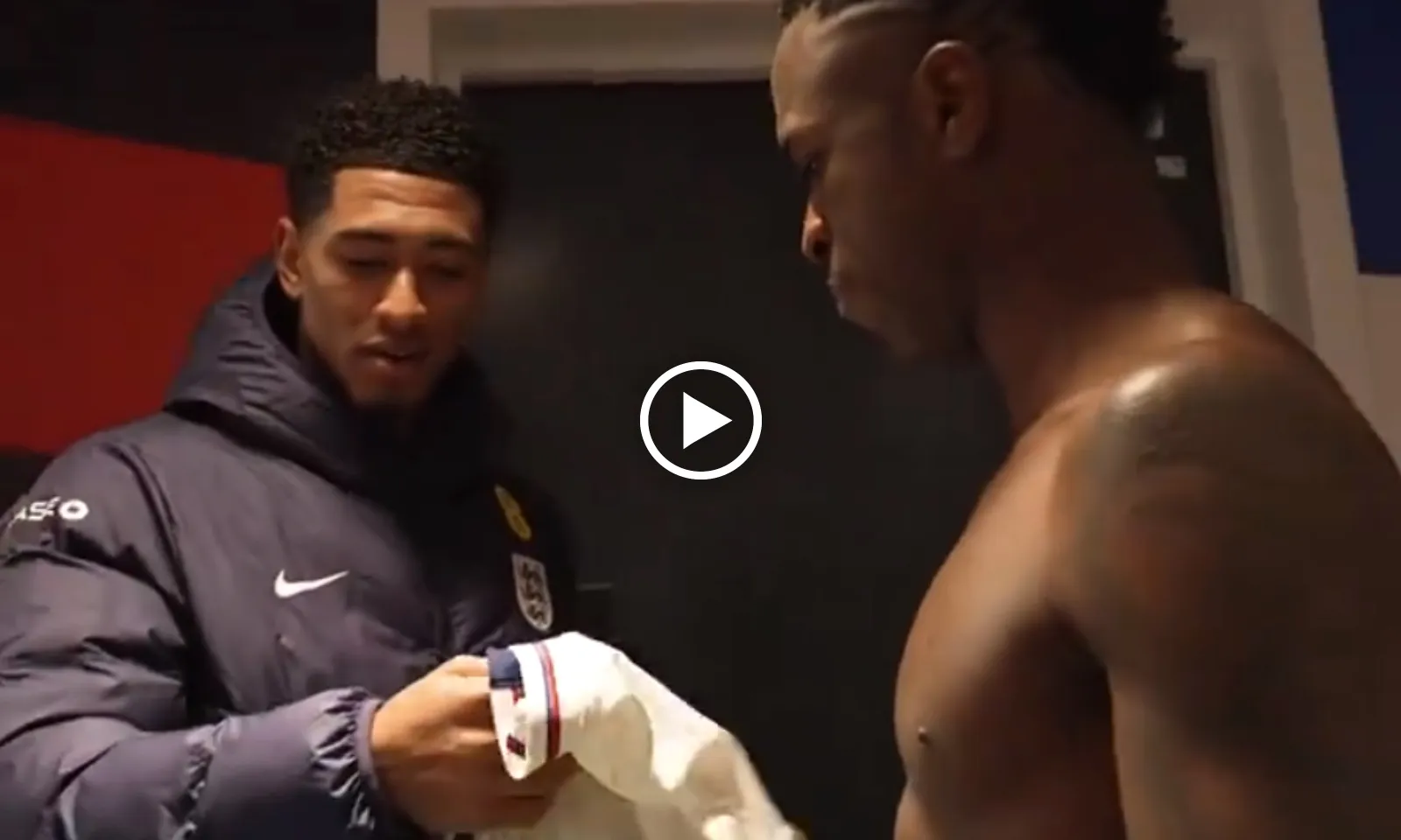 VIDEO: Vinicius tặng riêng áo đấu cho sao Arsenal, nhờ Bellingham trao giúp