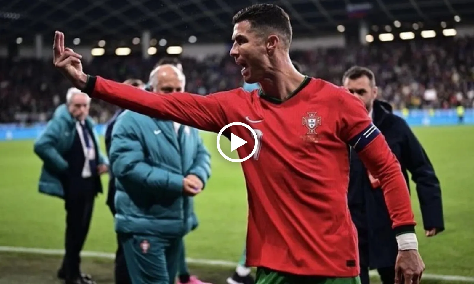 VIDEO: Ronaldo tức điên chửi bới trọng tài khi Bồ Đào Nha bại trận