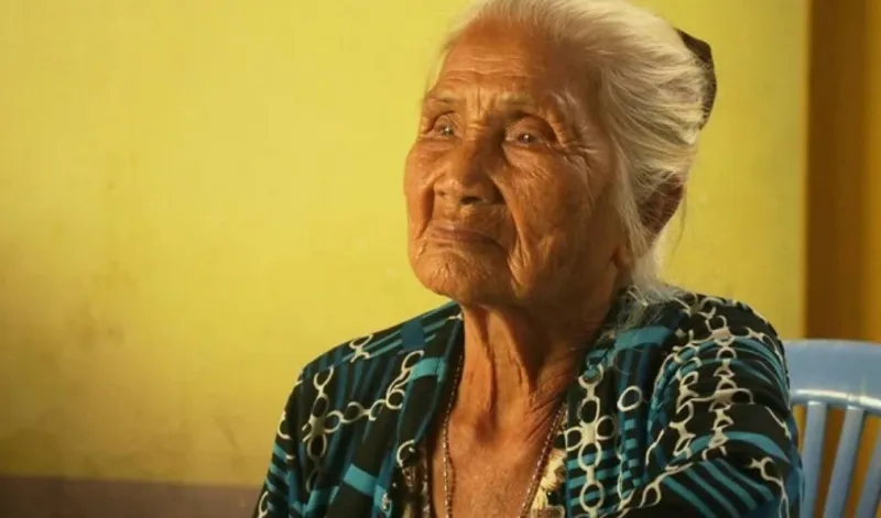 Nghe si gao coi bat khoc khi duoc khan gia tang tien o tuoi 88 01