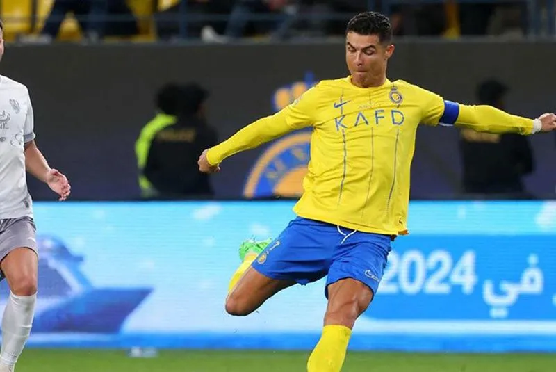 ronaldo-gam-vang-bang-cu-hattrick-thu-64-al-nassr-thang-huy-diet-al-taee 1