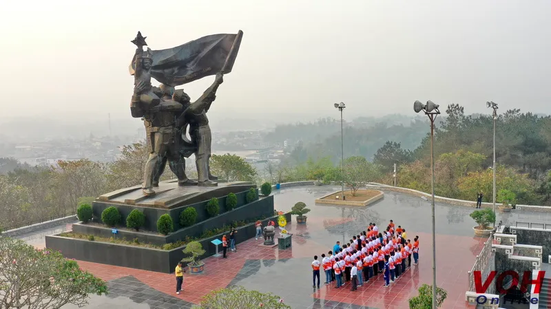 cac-dong-chi-lanh-dao-dai-dien-ban-to-chuc-va-cac-luc-luong-tham-gia-doan-dua-dang-hoa-dang-huong-tai-tuong-dai-chien-thang-dien-bien-phu_20240403123642