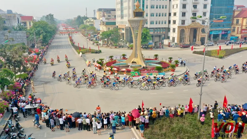 lan-dau-tien-cuoc-dua-cup-truyen-hinh-khai-mac-va-thi-dau-tai-thanh-pho-dien-bien-phu-cac-tay-dua-nhan-duoc-su-co-vu-nong-nhiet-cua-nguoi-dan_20240403123642