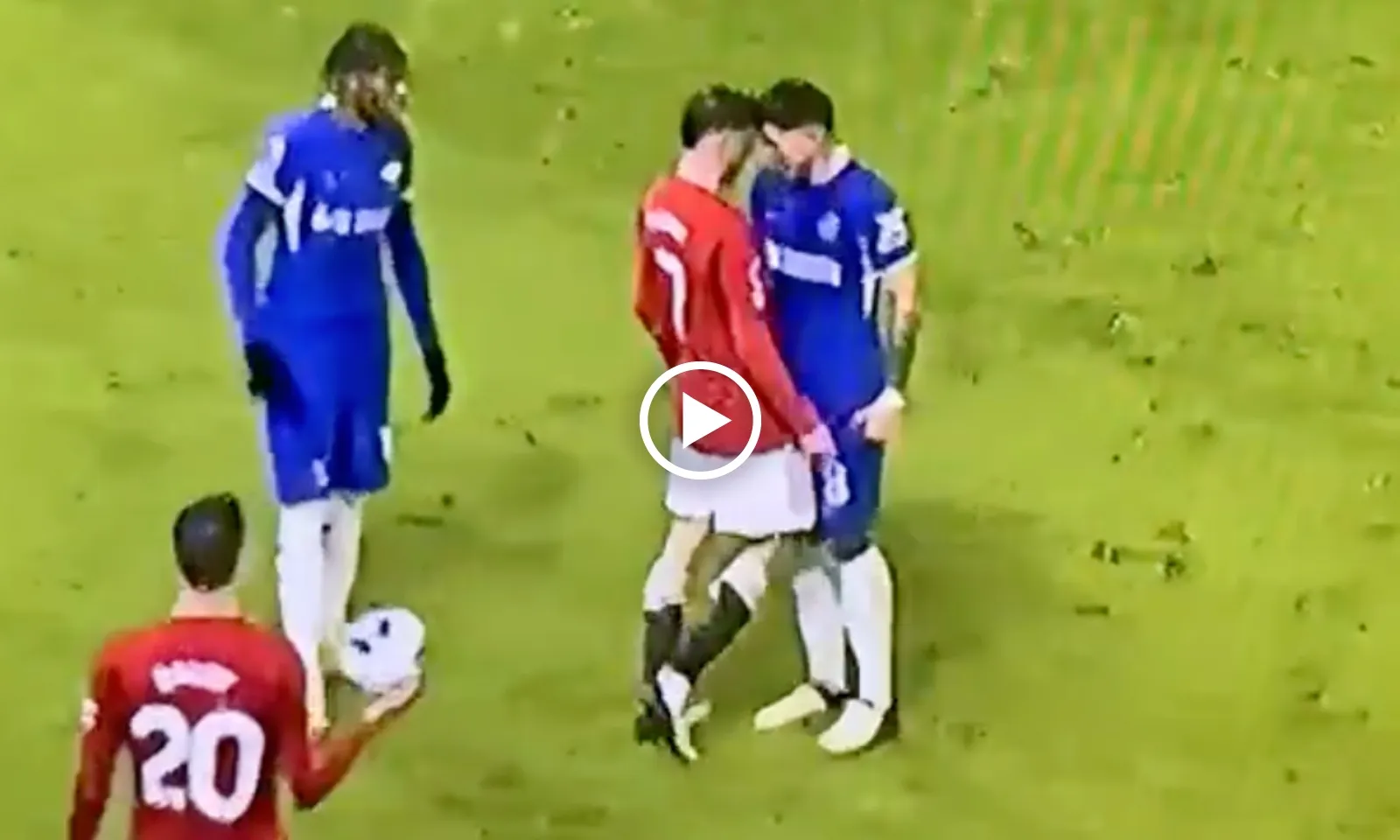 VIDEO: Ân đoạn nghĩa tuyệt, Mason Mount húc đầu Enzo và hất tay một đồng đội cũ