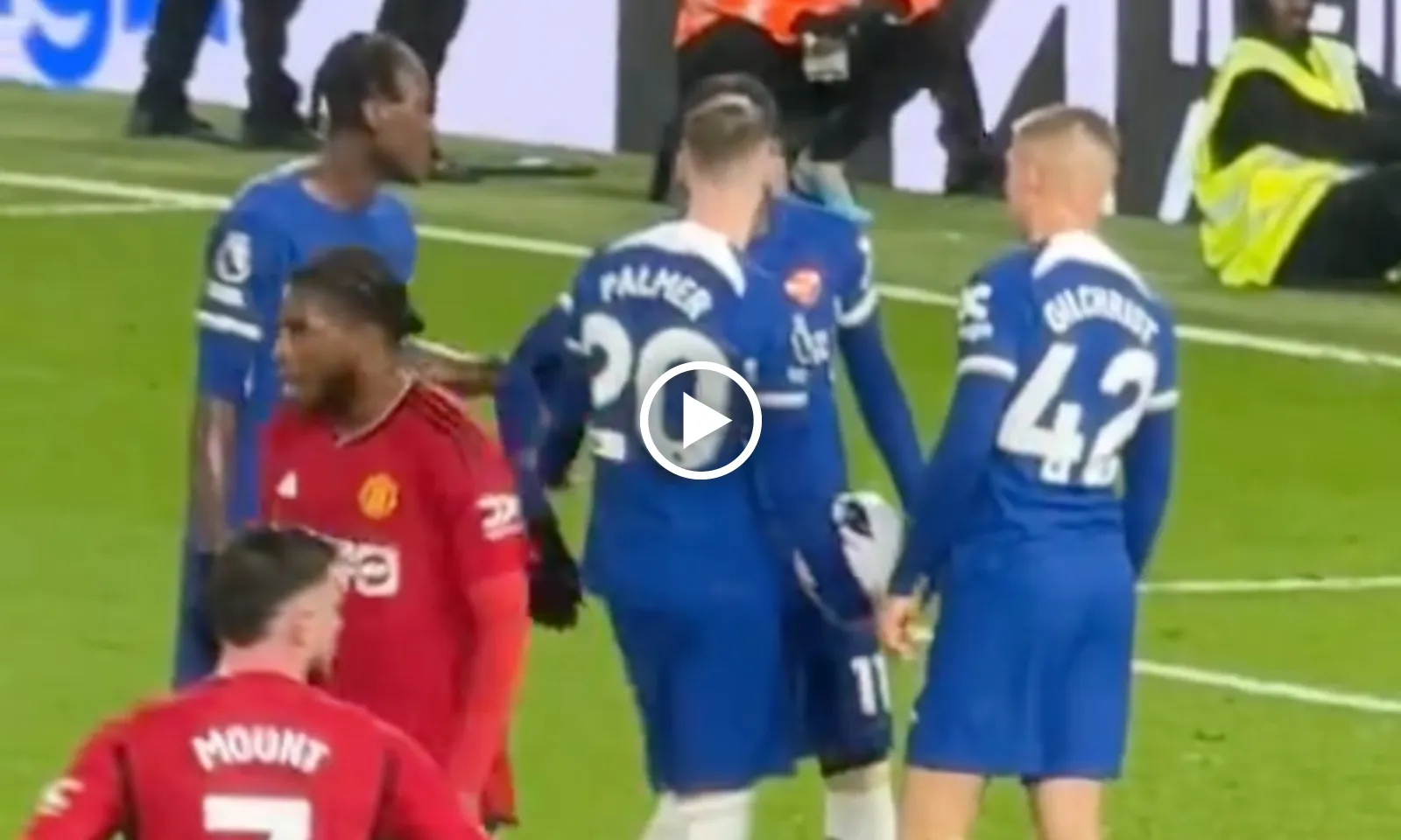 VIDEO: Sao Chelsea tranh sút penalty, Palmer được 3 đồng đội bảo kê 