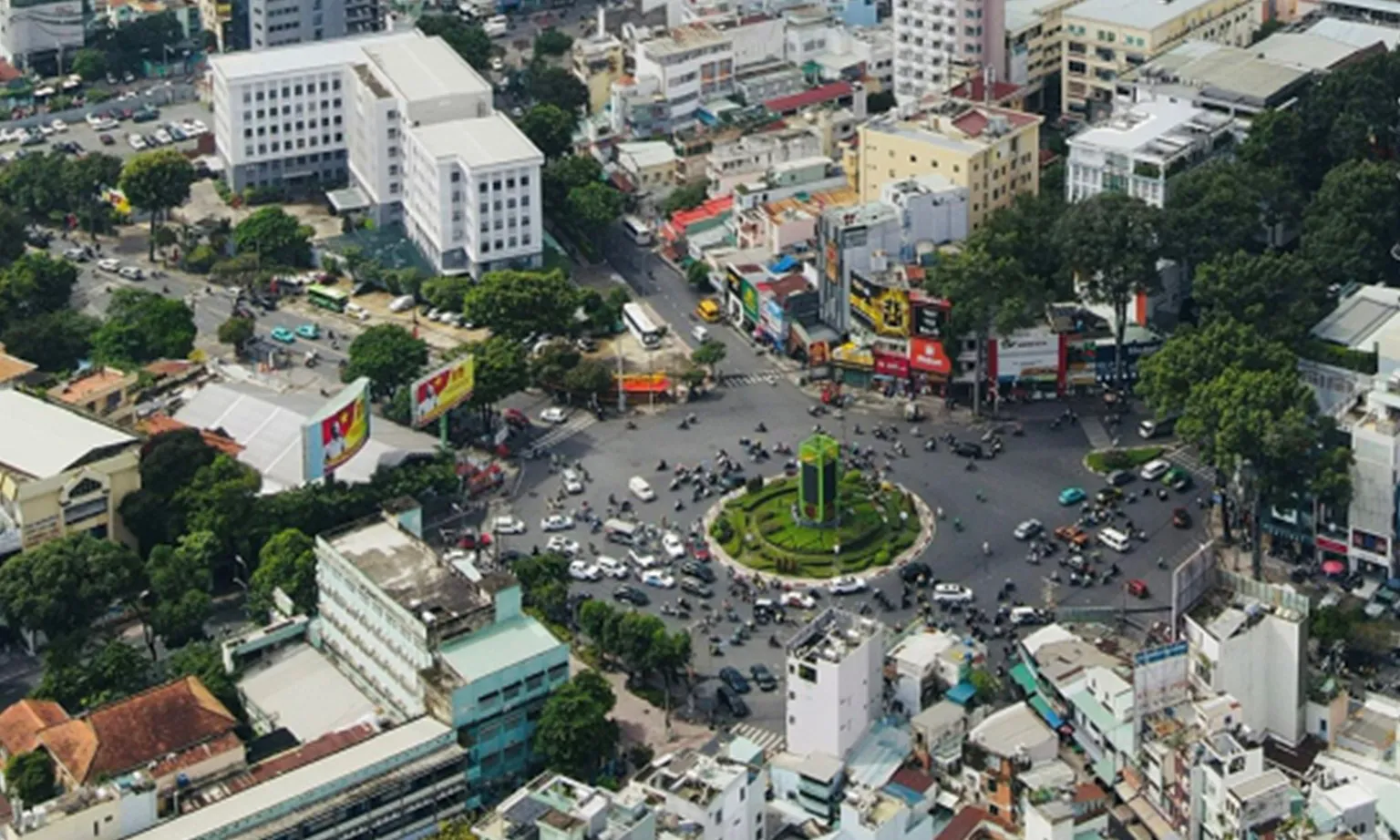 TPHCM: Đề nghị cải tạo 7 vòng xoay để tuyên truyền, cảnh báo an toàn giao thông