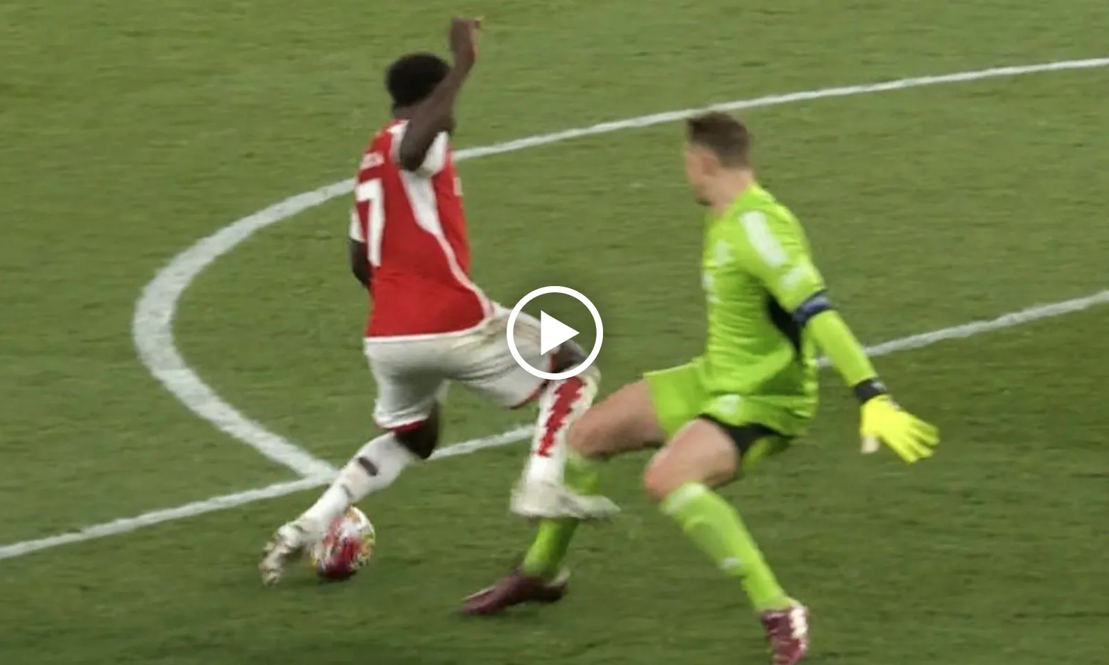 VIDEO: Arsenal bị trọng tài phủ quyết penalty, Saka nổi cơn lôi đình la ó