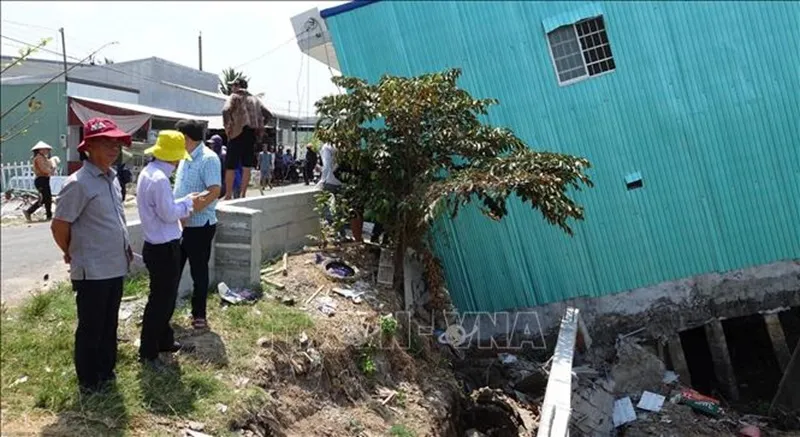 sut-lun-sat-lo-dat-u-minh-thuong-1042024