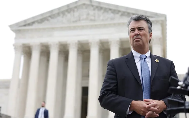 Bộ trưởng Tư pháp Alabama Steve Marshall tại Tòa án Tối cao Hoa Kỳ ở Washington, DC - Ảnh Getty Images