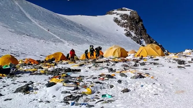 dọn rác và xác chết khỏi ngọn núi cao nhất thế giới