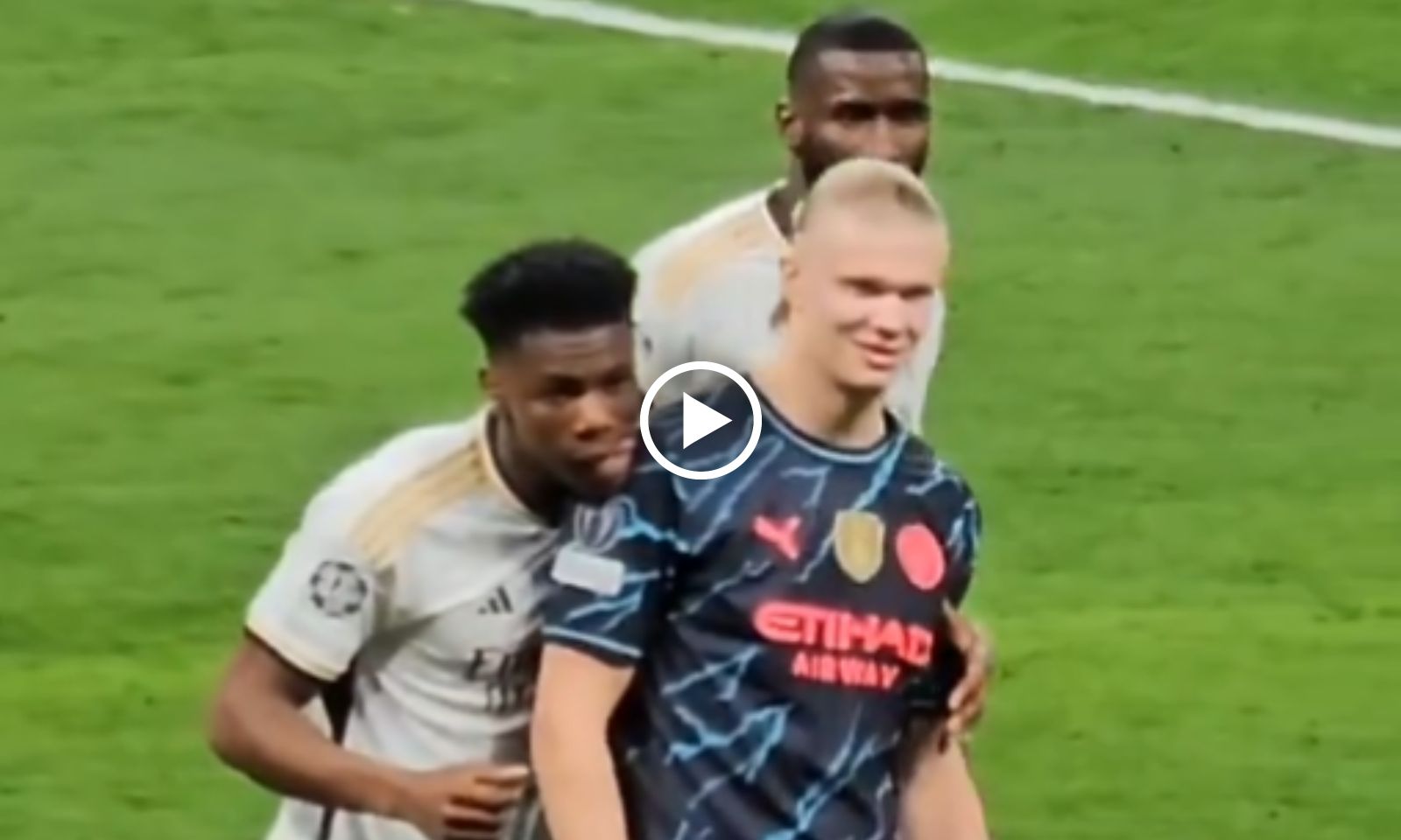 VIDEO: Haaland ngơ ngác bị sao Real Madrid ôm liếm cực dị 