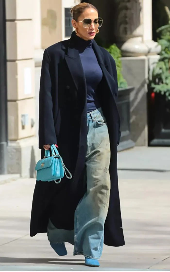 Jennifer Lopez mặc quận jean bẩn tại New York