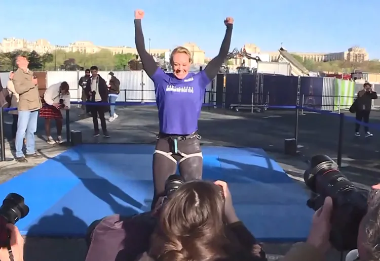 Nữ vận động viên phá kỷ lục leo dây trên tháp Eiffel