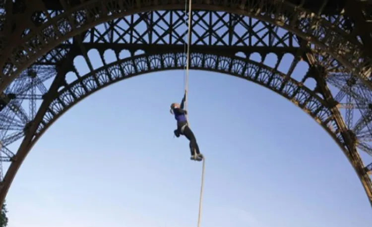Nữ vận động viên phá kỷ lục leo dây trên tháp Eiffel