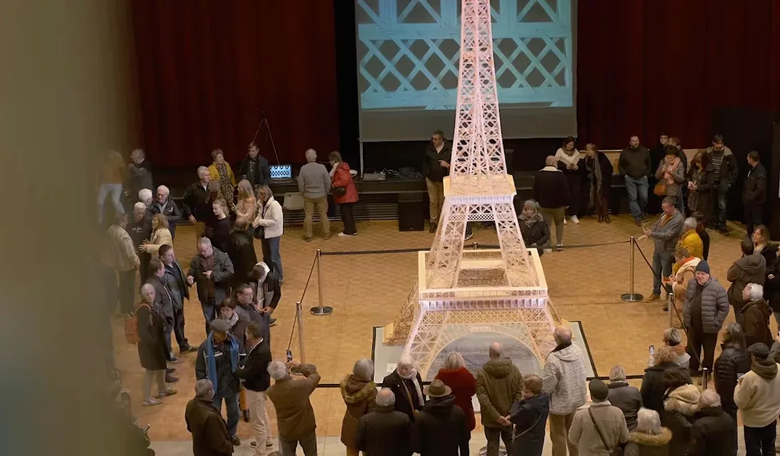 Tháp Eiffel làm từ que diêm cao hơn 7 mét lập kỷ lục Guinness