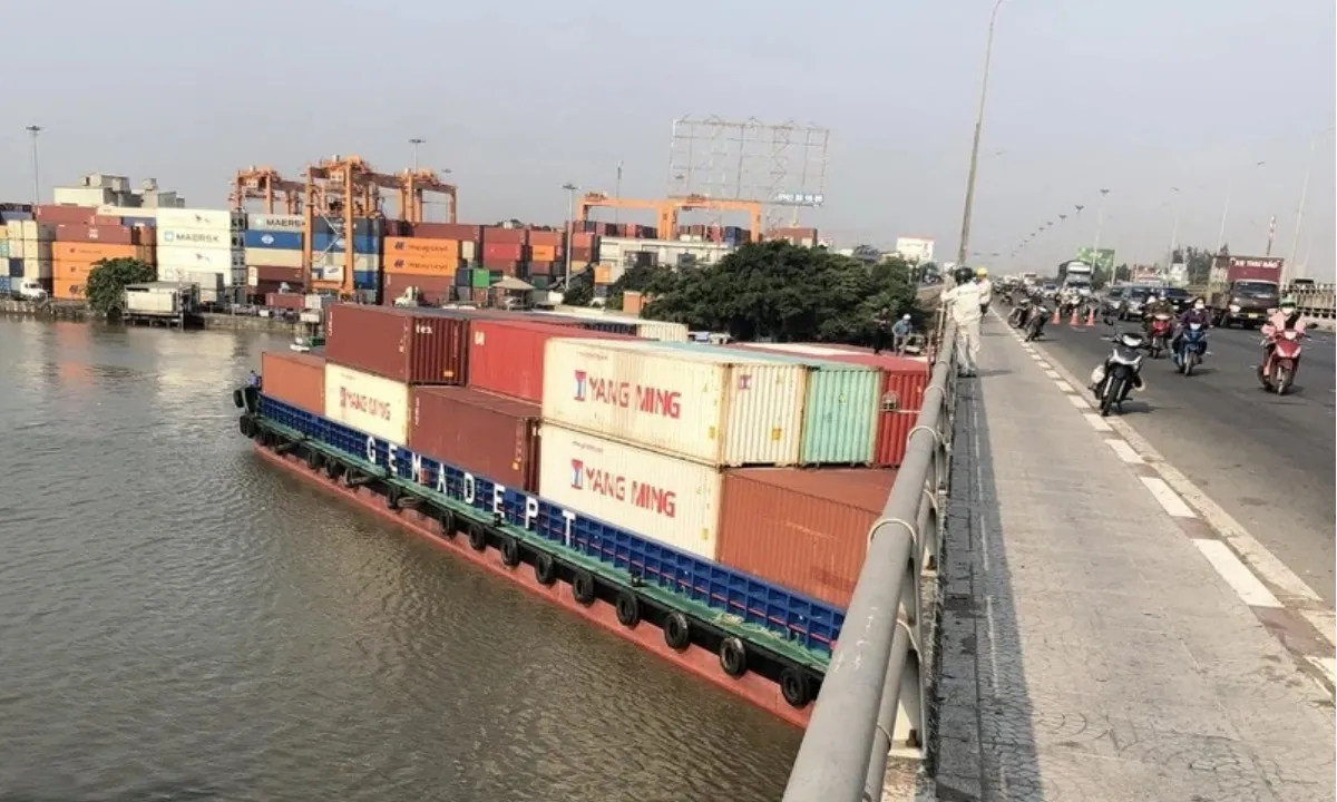 Cứu hộ kịp thời tàu container mắc kẹt dưới gầm cầu Đồng Nai