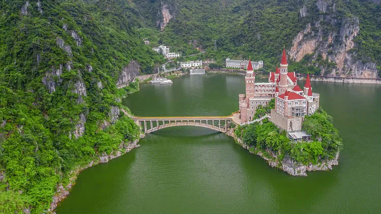 Lâu đài cổ tích phong cách Châu Âu giữa lòng hồ tại Trung Quốc