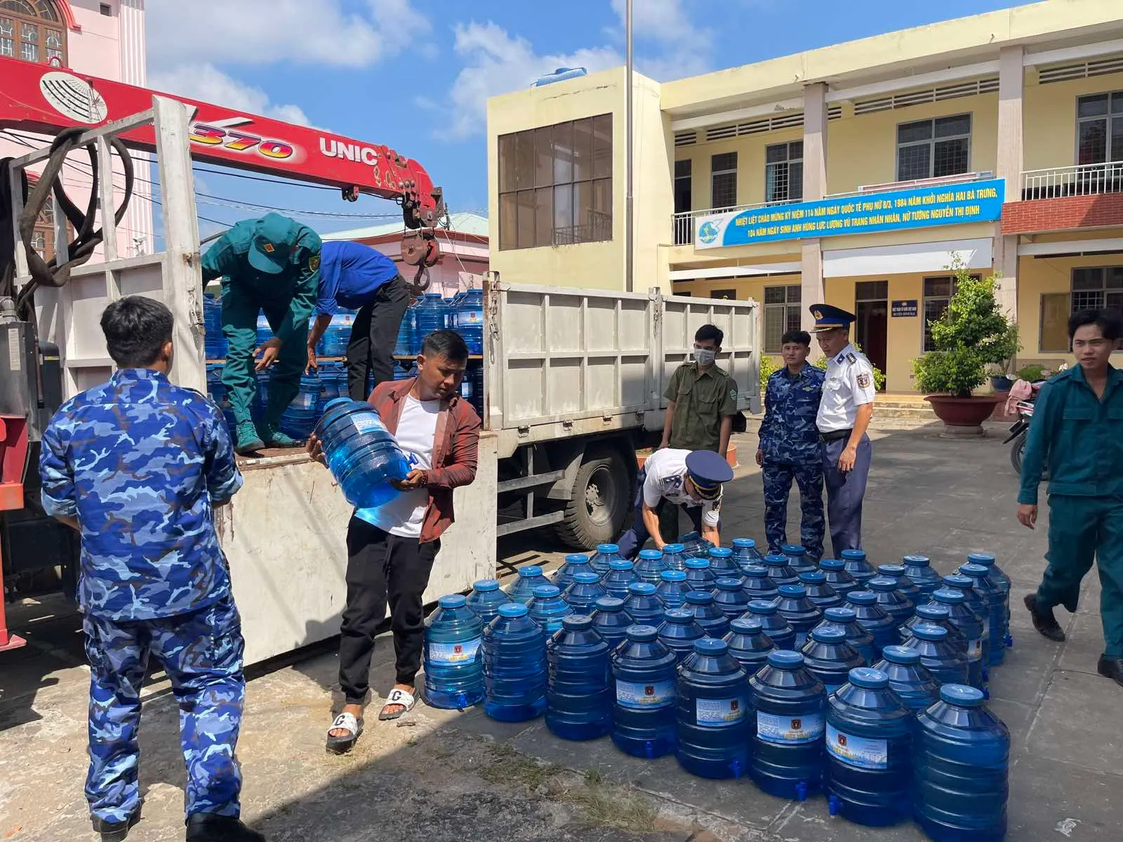 CSB Vùng 3 hỗ trợ nước cho người dân Bình Đại, Bến Tre 2