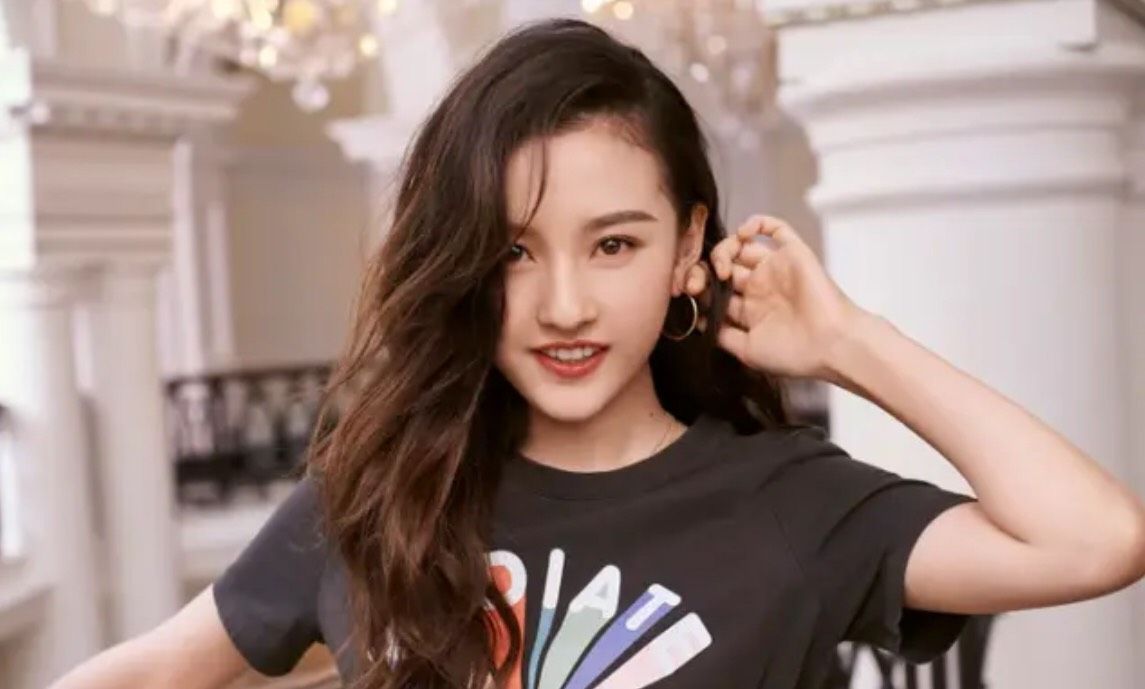 Tống Tổ Nhi hiếm hoi xuất hiện sau một thời gian biến mất do bê bối trốn thuế