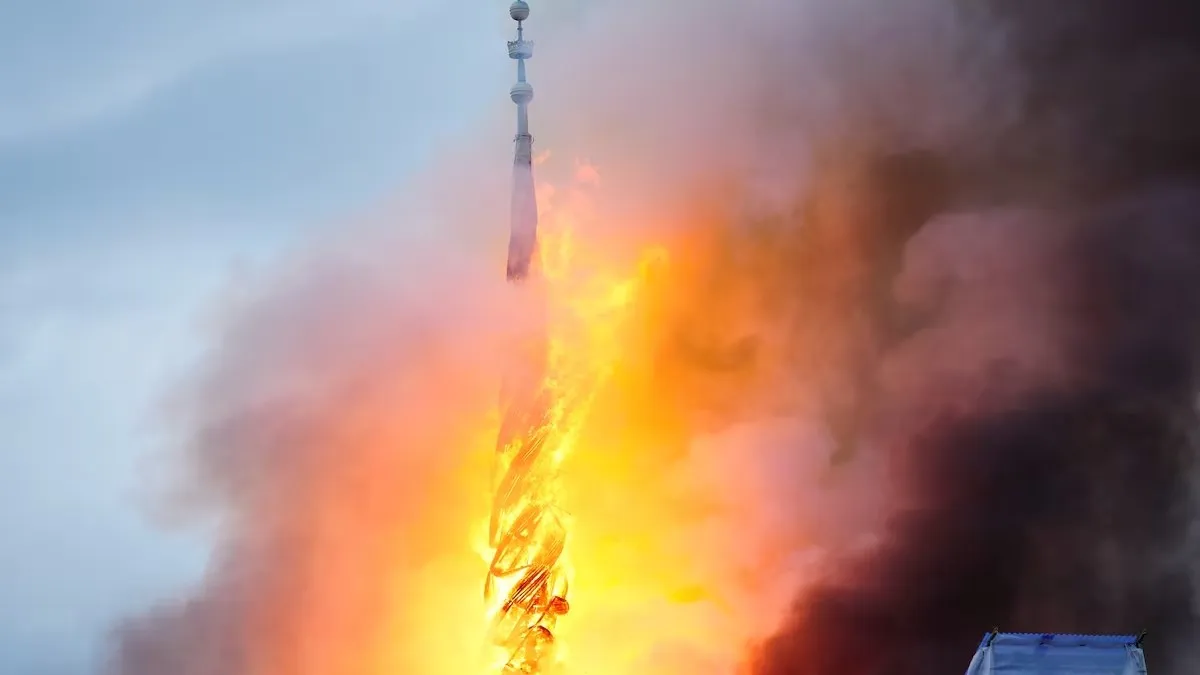 Cháy lớn sàn giao dịch chứng khoán 400 năm tuổi ở Copenhagen, ngọn tháp biểu tượng sụp đổ