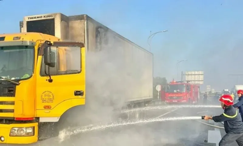 Xe tải bốc cháy trên cao tốc TPHCM-Long Thành-Dầu Giây