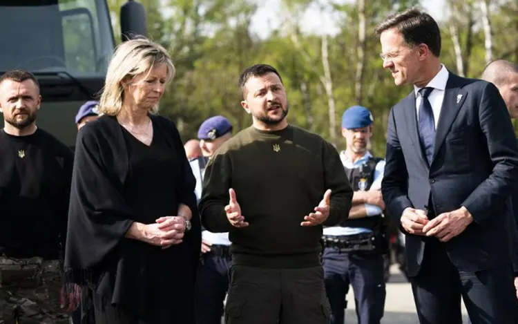 Tổng thống Ukraine Volodymyr Zelensky, Thủ tướng Hà Lan Mark Rutte và Bộ trưởng Quốc phòng Kajsa Ollongren (trái) thăm một căn cứ quân sự ở Soesterberg, Hà Lan, Ảnh của Jeroen AFP qua Getty Images)