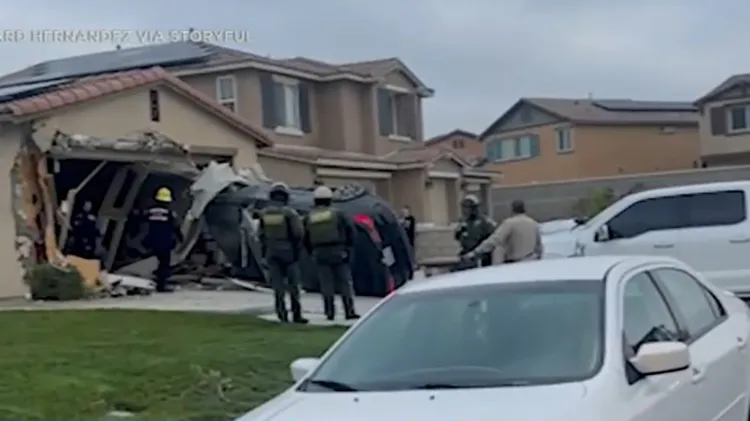 xe ô tô bay lên không trung dâm vào gara ngôi nhà