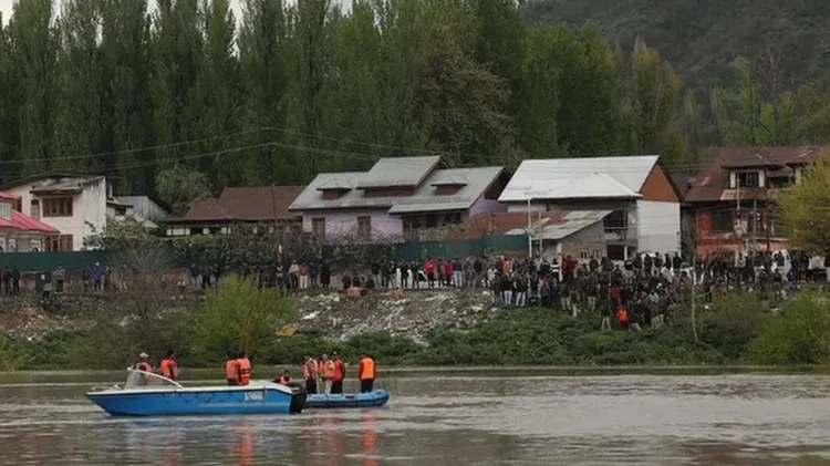 Kashmir: Lật thuyền chở học sinh đi học làm 6 người thiệt mạng