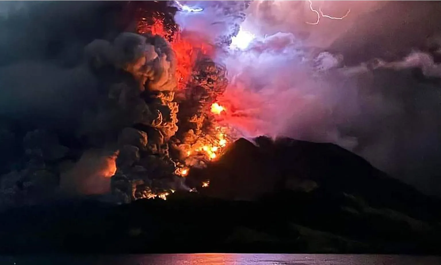 Indonesia ban hành cảnh báo sóng thần sau khi núi lửa phun trào