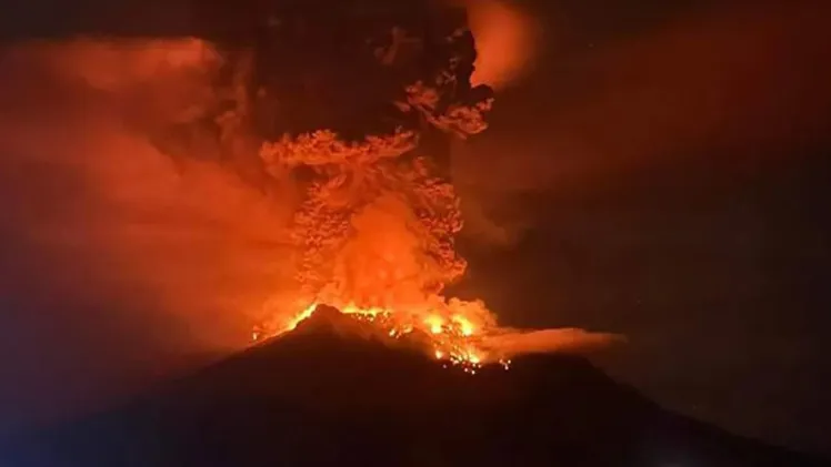 Núi lửa Mount Ruang của Indonesia phun trào nhiều lần trong đêm ngày 17 4