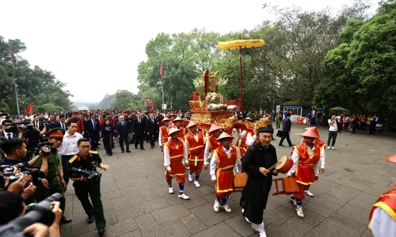 Thủ tướng Phạm Minh Chính dâng hương tưởng niệm các Vua Hùng tại đền Hùng