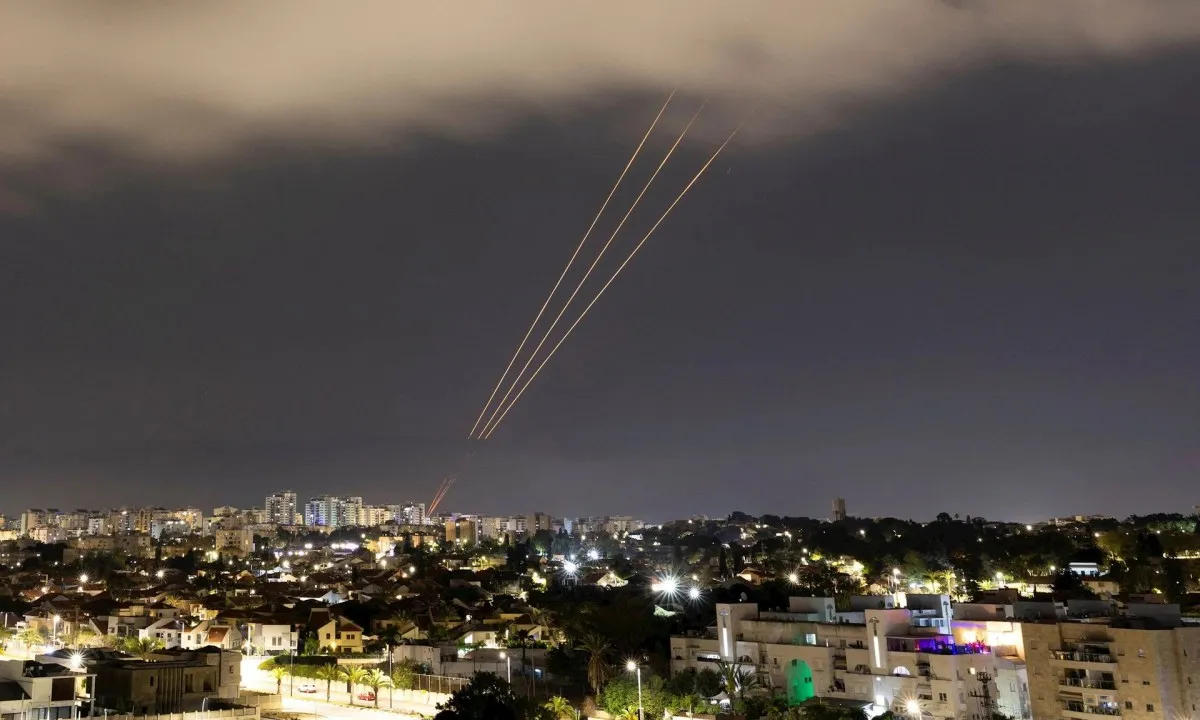 Israel phóng tên lửa vào Iran, Trung Đông “sục sôi”